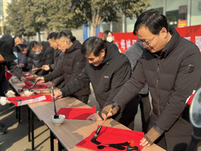 棗莊市嶧城區底閣鎮：墨香四溢迎新春，福暖佳節送祝福
